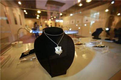 火了！青島大學(xué)首飾與珠寶設(shè)計(jì)畢業(yè)展驚艷亮相，創(chuàng)意與技藝完美交融